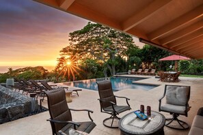 A heated pool - Hale Joli: Historic Hawaiian Home w/Ocean Views, Lanai & BBQ Area (Kailua-Kona)