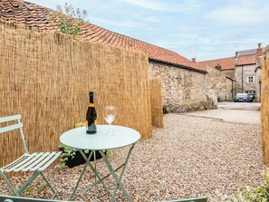 Outdoor dining - 1 bedroom accommodation in Helmsley (Helmsley)