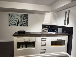 Kühlschrank, Mikrowelle, Herdplatte, Wasserkocher mit Kaffee-/Teezubehör