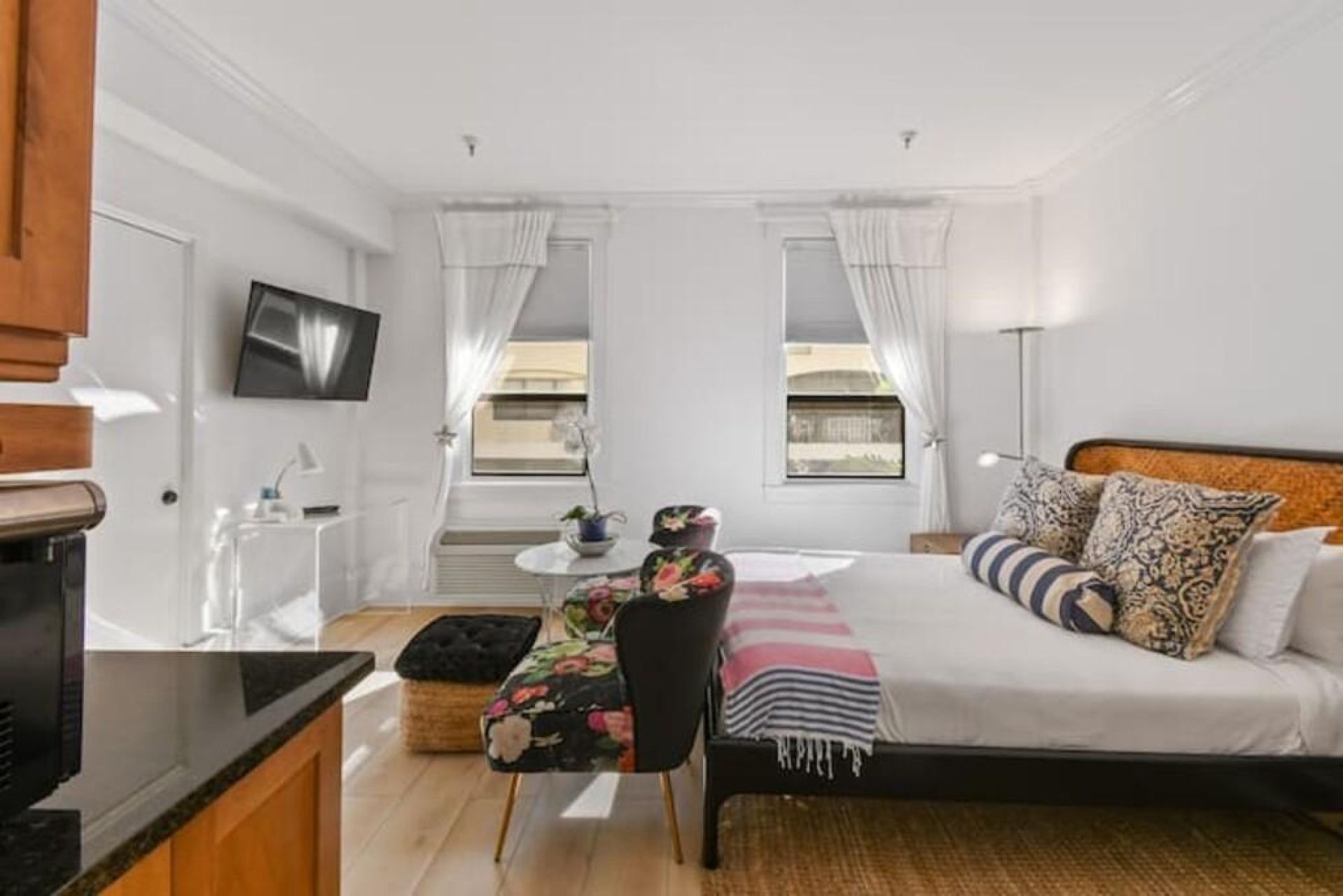 Bright studio with bed and sitting area