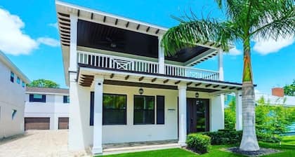 Sarasota Pet Friendly Vaca Home | Balcony + Garage