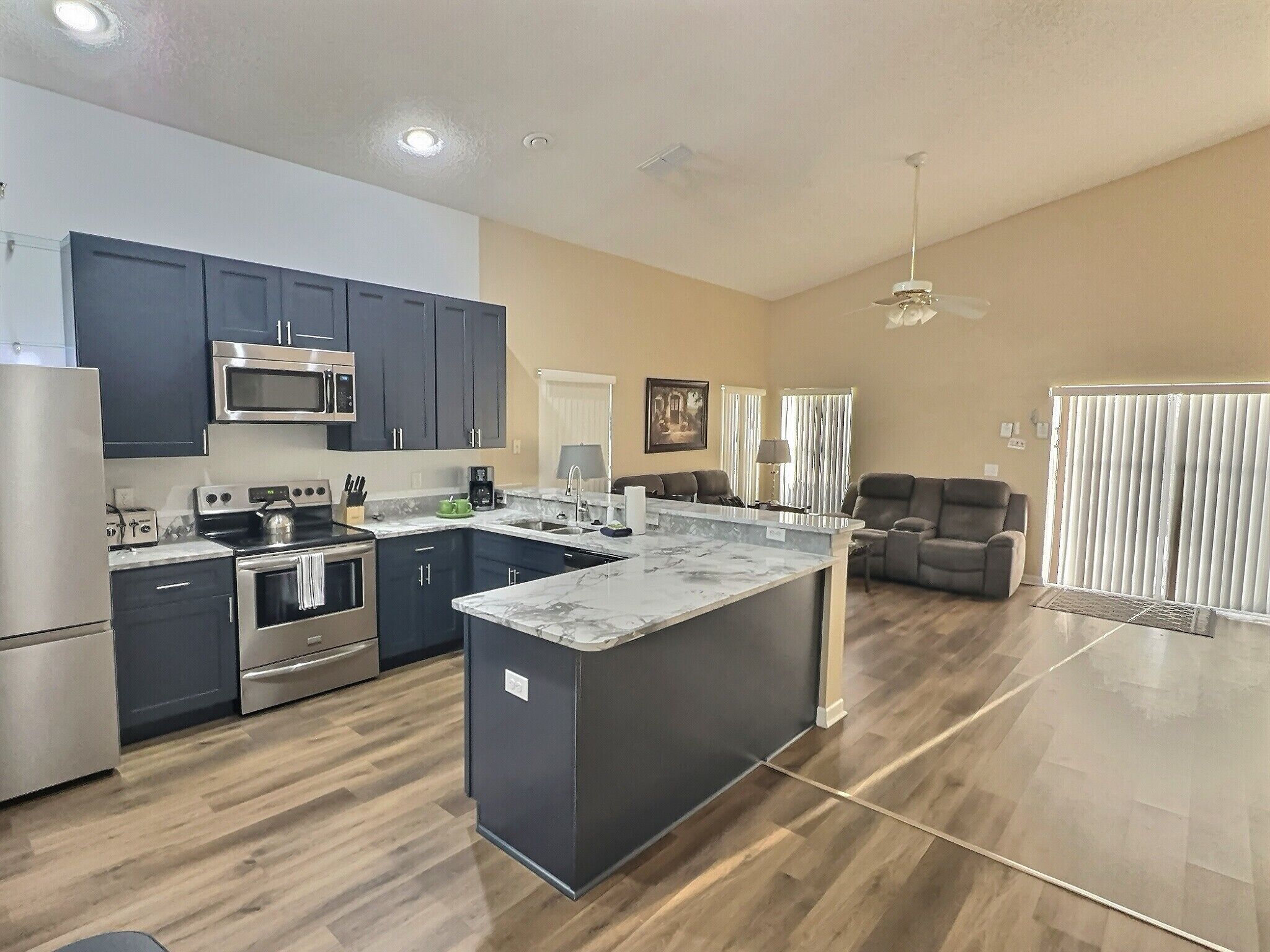 close to Disney and Golf courses for families! 5 Bed/ 3 master bedrooms -2 king