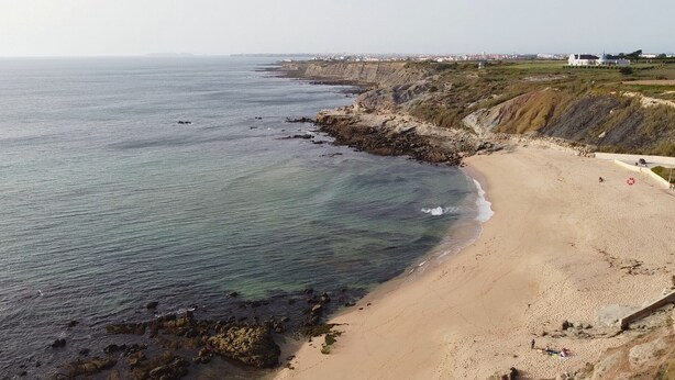 A coastal beach with a rocky shoreline, a sandy beach, and a few people. - Paradise By The Sea - TheWhaleBeachHouse (Atouguia da Baleia)
