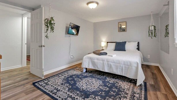6 bedrooms, desk, iron/ironing board, WiFi