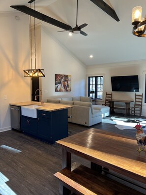 Smart TV, fireplace