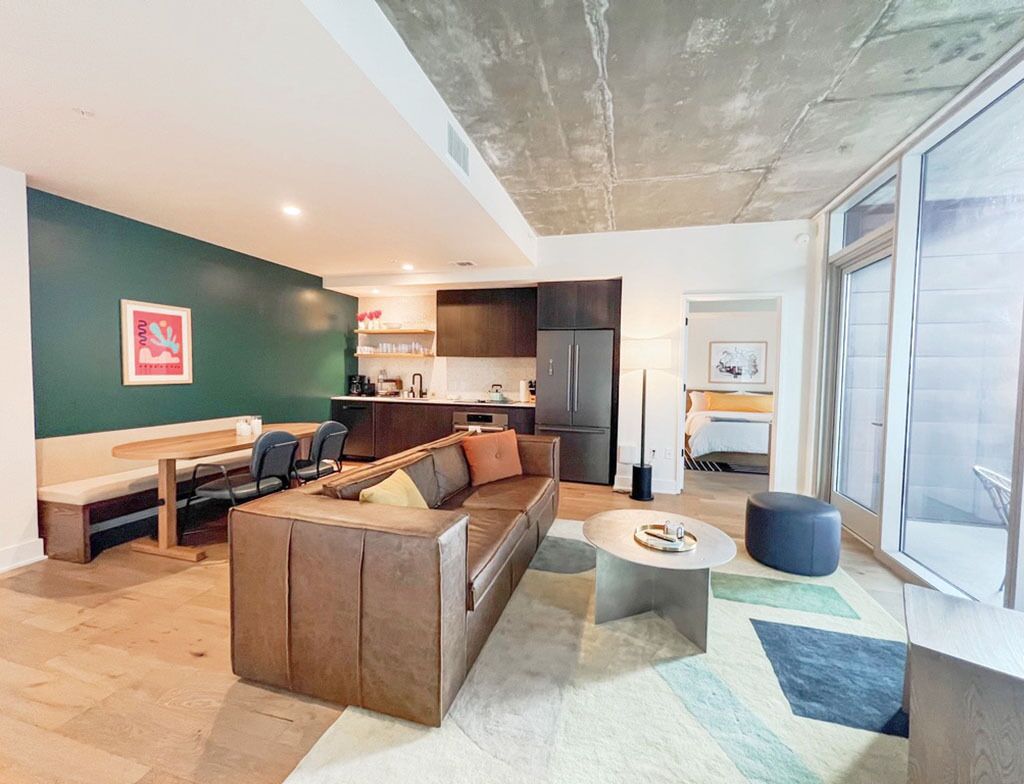 Luxury condo w/Rooftop Swimming Pool, Private Balcony, Rainey St