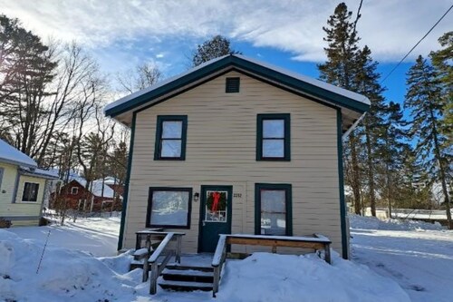 Stay near Mirror Lake, enjoy our cozy 2-bedroom cottage