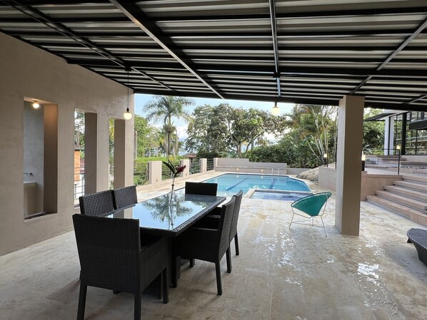 Una piscina al aire libre