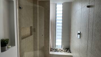 Ducha y bañera combinadas y toallas