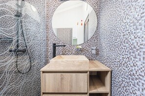 Dusche, Haartrockner, Handtücher, Toilettenpapier