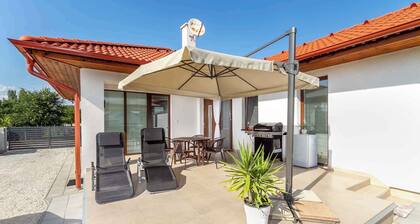 Holiday home Air-conditioned, with washing machine, dishwasher and WiFi