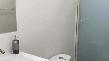 Condo Confort | Baño | Regadera y toallas