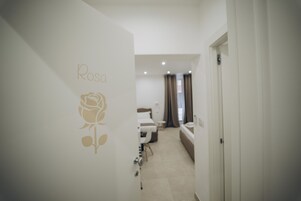 Luxury Triple Room with balcony | Sábanas italianas Frette y ropa de cama de alta calidad