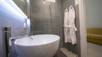 Luxury Quadruple Room | Bathroom