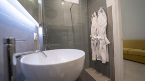 럭셔리 쿼드룸 | 욕실 | 샤워 시설, 레인폴 샤워기, 고급 세면용품, 헤어드라이어