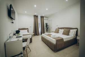 Luxury Triple Room with balcony | Sábanas italianas Frette y ropa de cama de alta calidad