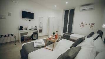 Luxury Triple Room with balcony | Näkymä huoneesta