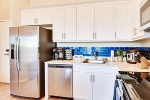 Refrigerador, microondas, horno y parrilla de estufa 