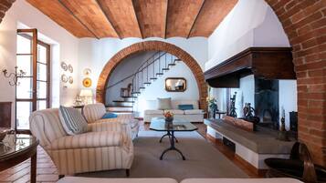 Una televisión, una chimenea, un futbolín, una mesa de tenis de mesa