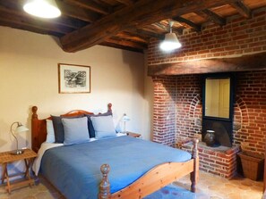 8 bedrooms, desk, iron/ironing board, free WiFi