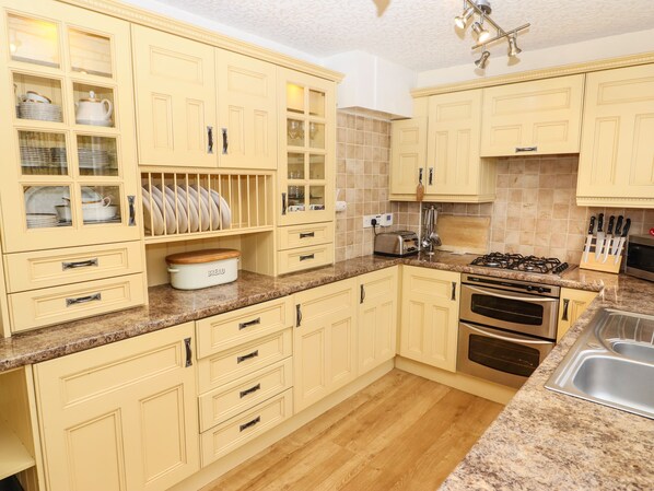 Cottage | Private kitchen | Dishwasher, cookware/dishes/utensils