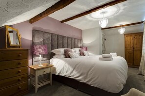 2 habitaciones, decoración personalizada y muebles diferentes 
