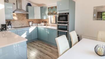 Lemari es, mesin pencuci piring, dan peralatan masak/sendok-piring