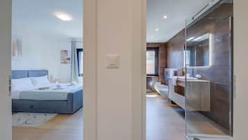 Căn hộ dành cho gia đình, 2 phòng ngủ, 2 phòng tắm (Boutique Apartment 7) | 1 phòng ngủ, khu vực làm việc phù hợp cho laptop