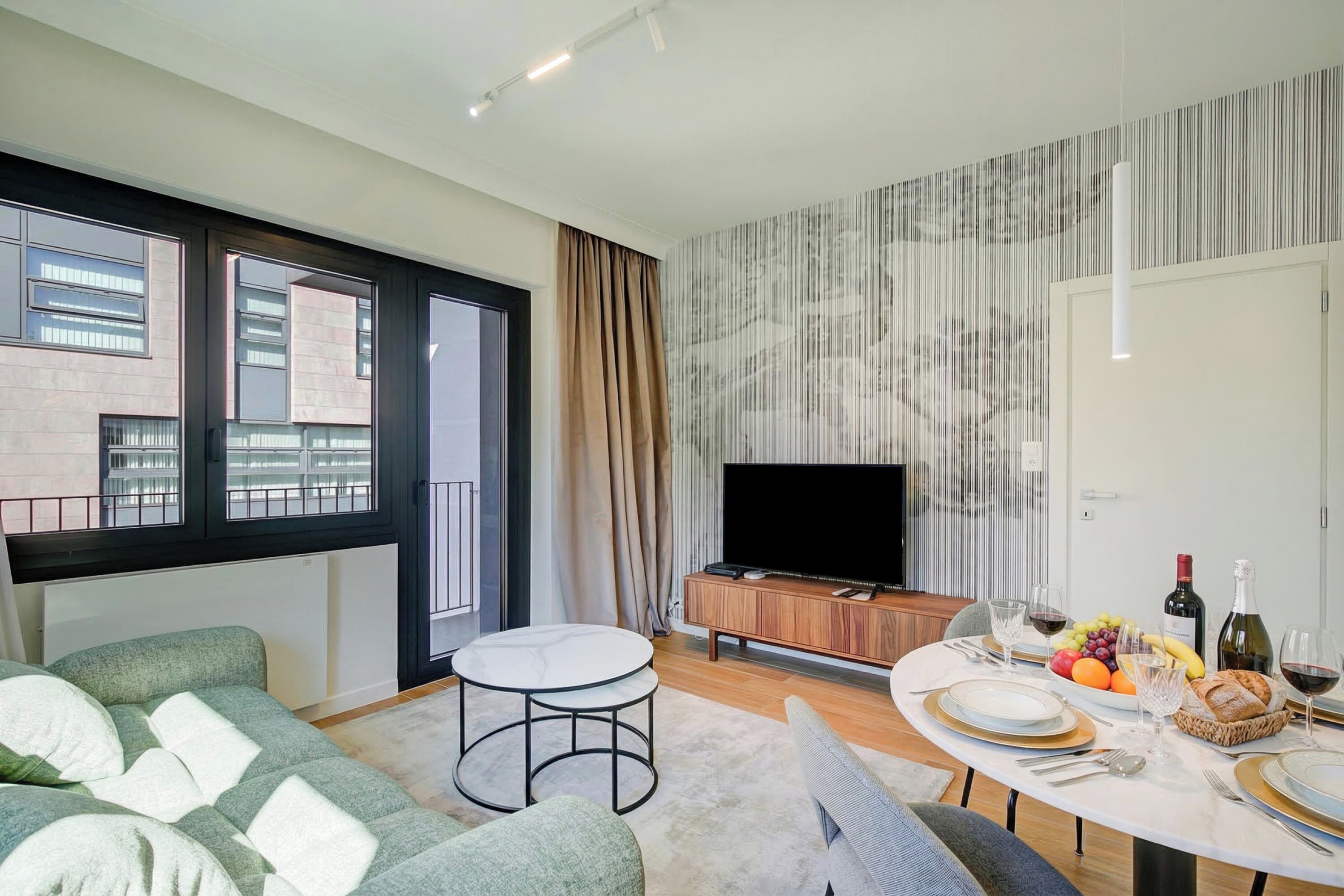 Apartamento familiar, varias habitaciones (Boutique Apartment 9) | Zona de estar | Televisión de 21 pulgadas con canales digitales