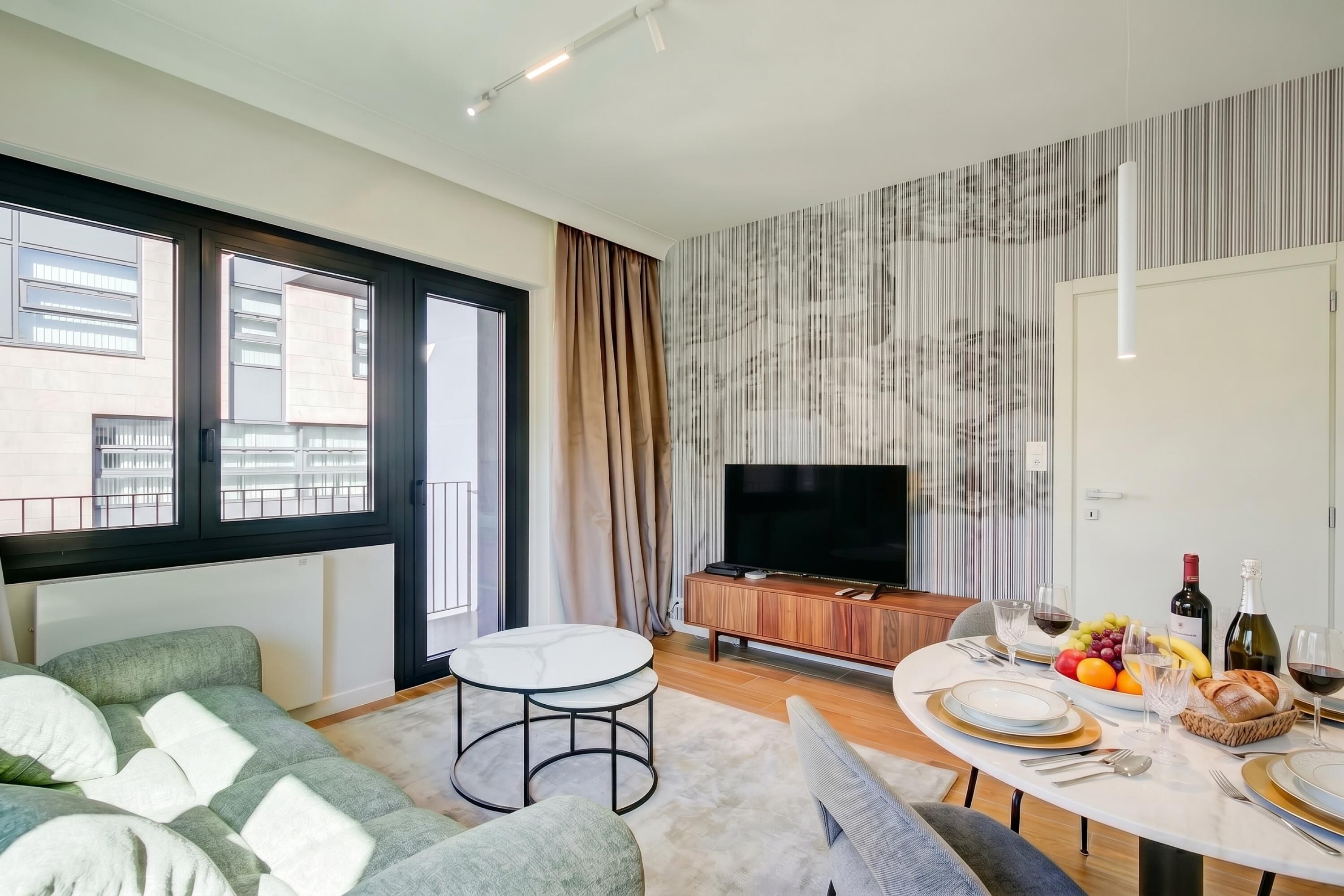 Familie appartement, meerdere slaapkamers (Boutique Apartment 12) | Woonruimte | Een 21-inch televisie met digitale zenders