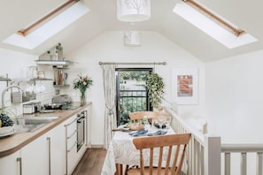 Jääkaappi, uuni, liesi, leivänpaahdin