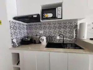 Private kitchen - Hidden Gem, IG-worthy 1BR near GMA-MRTqc, FastWifi (Quezon City)
