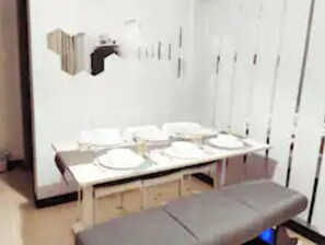 Dining - IG-worthy 2BR, 5beds Bali Retreat, Netflix, fast5G. (Las Piñas)