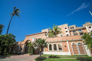 A hotel with a classic architectural style, featuring arched windows and balconies. - Condos Marina CB (Mazatlán)