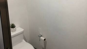 Condo Confort | Baño | Regadera y toallas