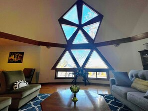 Smart TV, videojuegos, reproductor de DVD y futbolito 