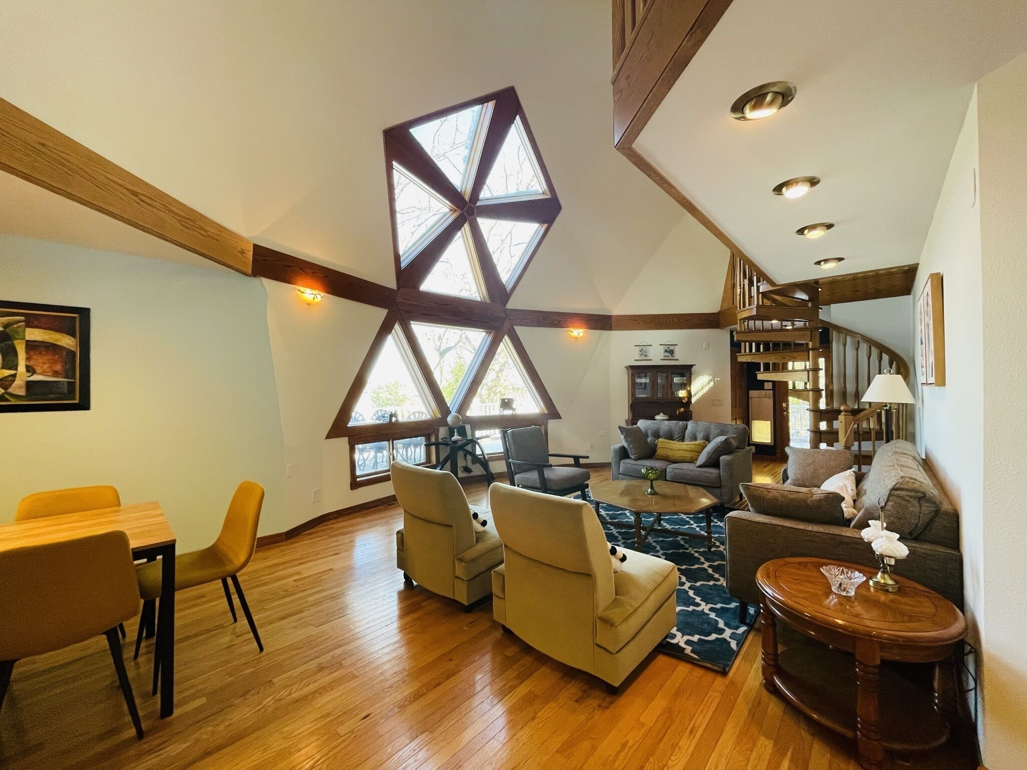 Smart-TV, Videospiele, DVD-Player, Tischfußball