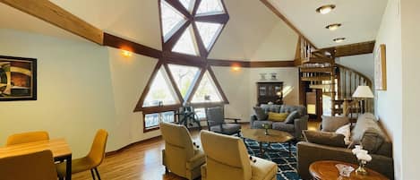 Smart-TV, Videospiele, DVD-Player, Tischfußball