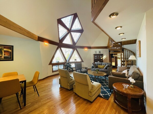 Smart TV, videojuegos, reproductor de DVD y futbolito 