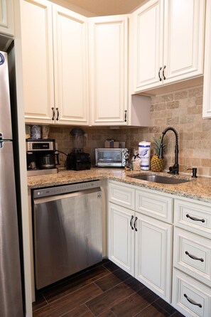 Fridge, microwave, oven, stovetop - Sarasota Downtown Pet-Friendly 1BD/1BA-Lido Beach (Sarasota)