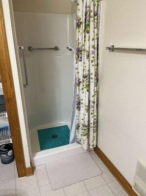 Dusche, Haartrockner, Handtücher, Toilettenpapier
