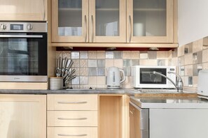 Fridge, microwave, oven, stovetop - Cosy Flat in Battersea (London)