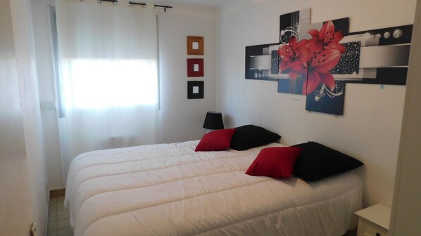2 chambres, fer et planche à repasser, lit de bébé portatif