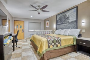 Roupas de cama premium, escrivaninha, espaço de trabalho para notebook