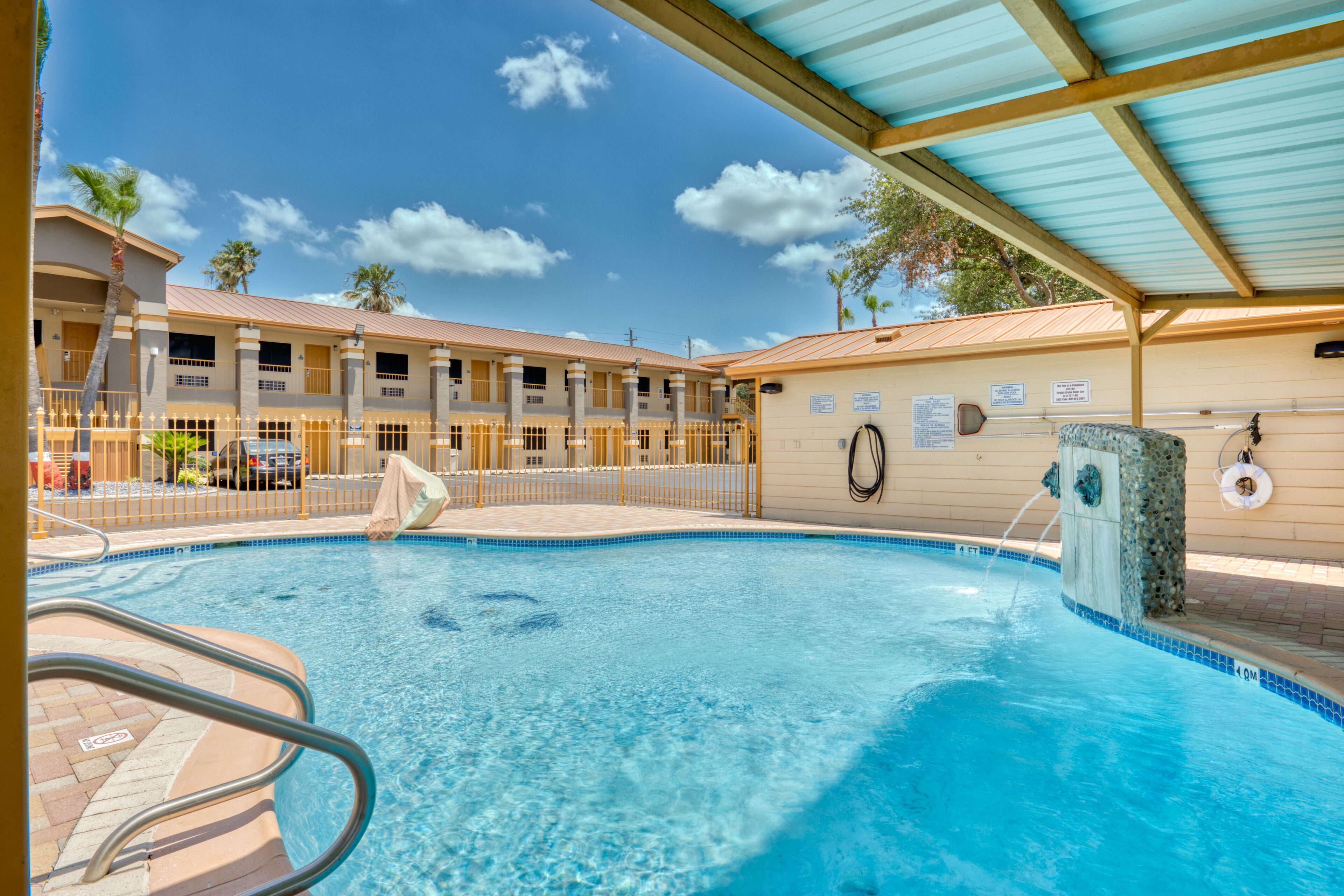 สระว่ายน้ำกลางแจ้ง