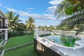 Outdoor spa tub