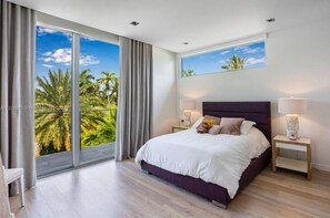 5 habitaciones, escritorio y tabla de planchar con plancha 