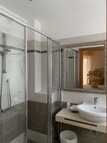 Ducha, artículos de tocador gratuitos, secador de pelo, bidet