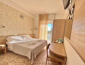 Deluxe Quadruple Room, Air conditioning, Partial Sea View | In-room safe, desk, free WiFi - Hotel Ravello Rimini (Rimini)