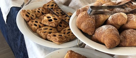 Dagelijks ontbijtbuffet (EUR 10 per persoon)